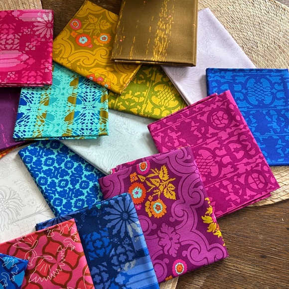 ALISON GLASS CHRYSANTHEMUM FAT QUARTER FABRIC BUNDLE - 24 PIECES - Picture 4 of 4